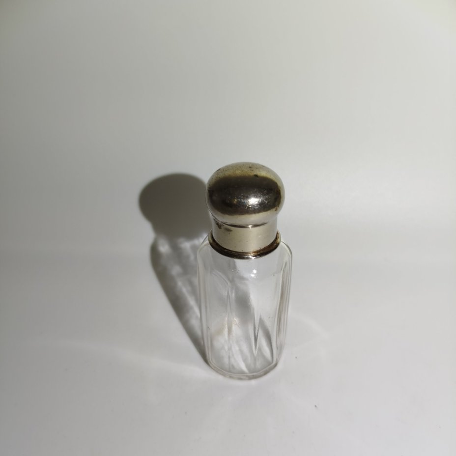 Флакон с граненым туловом и крышкой округлой формы, стекло, металл, Западная Европа, 1890-1930 гг.