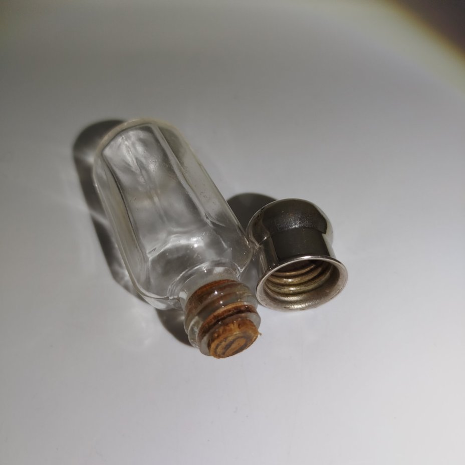 Флакон с граненым туловом и крышкой округлой формы