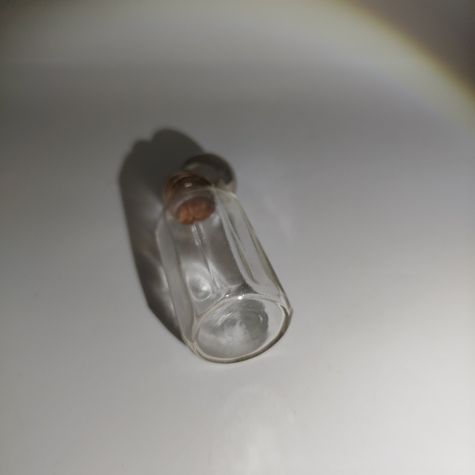 Флакон с граненым туловом и крышкой округлой формы, стекло, металл, Западная Европа, 1890-1930 гг.