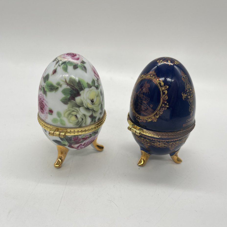 Набор из 2 шкатулок в форме яйца, украшенных растительным декором и изображением разводного моста (подбор)