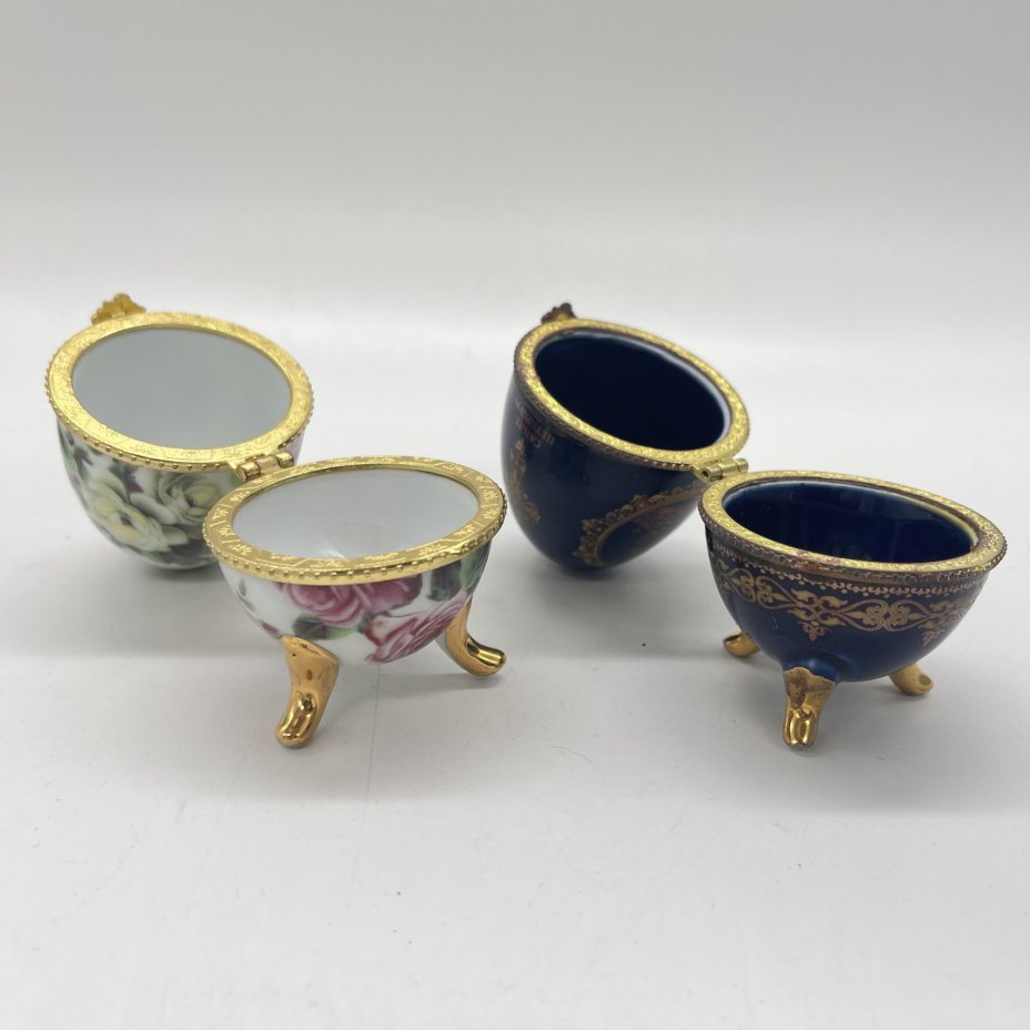 Набор из 2 шкатулок в форме яйца, украшенных растительным декором и изображением разводного моста (подбор)