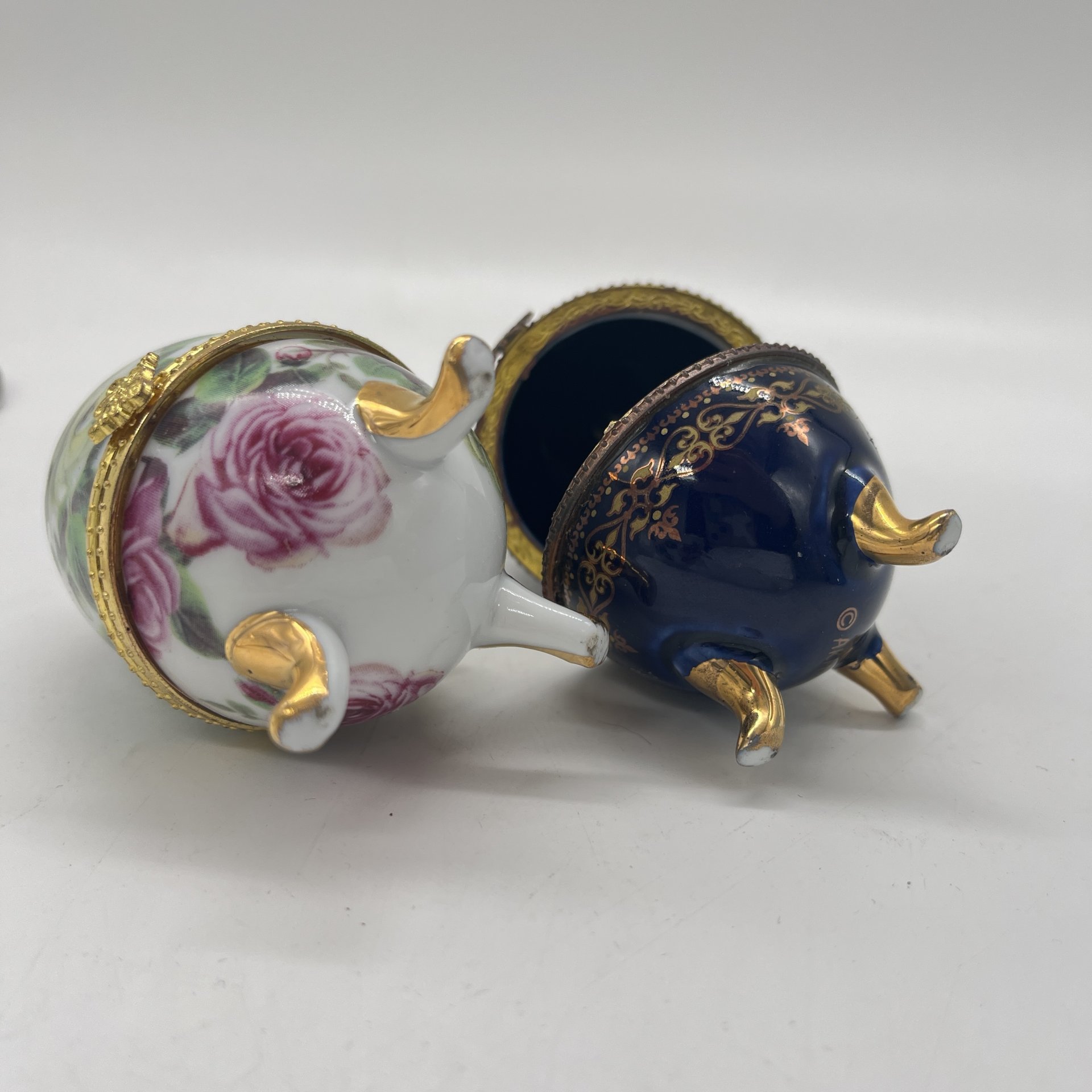 Набор из 2 шкатулок в форме яйца, украшенных растительным декором и изображением разводного моста (подбор)