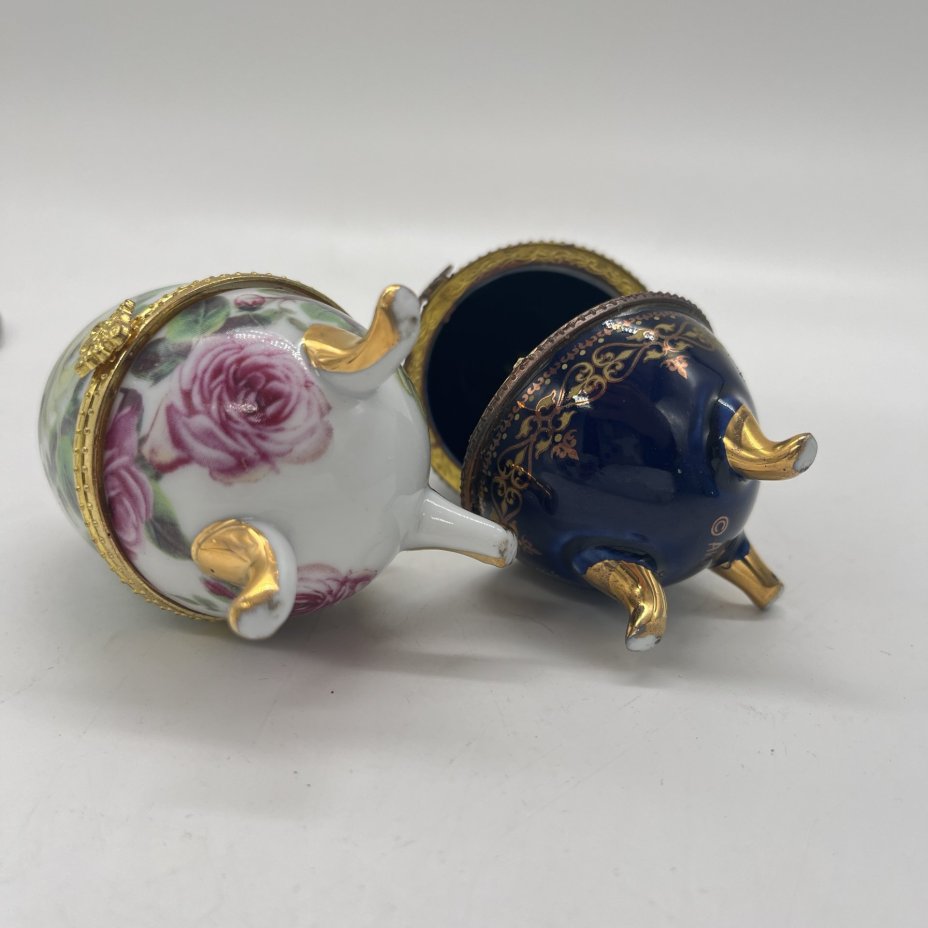 Набор из 2 шкатулок в форме яйца, украшенных растительным декором и изображением разводного моста (подбор)