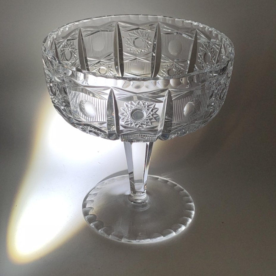 Ваза для конфет на ножке, украшенная рельефным декором