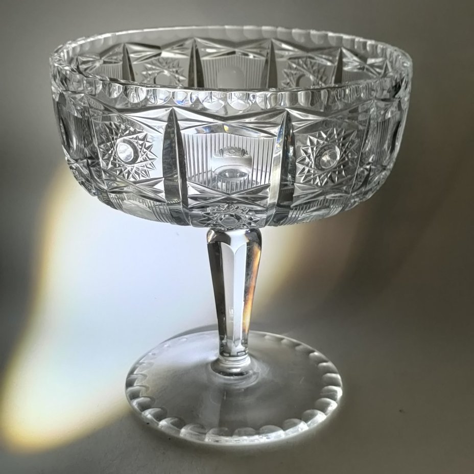 Ваза для конфет на ножке, украшенная рельефным декором