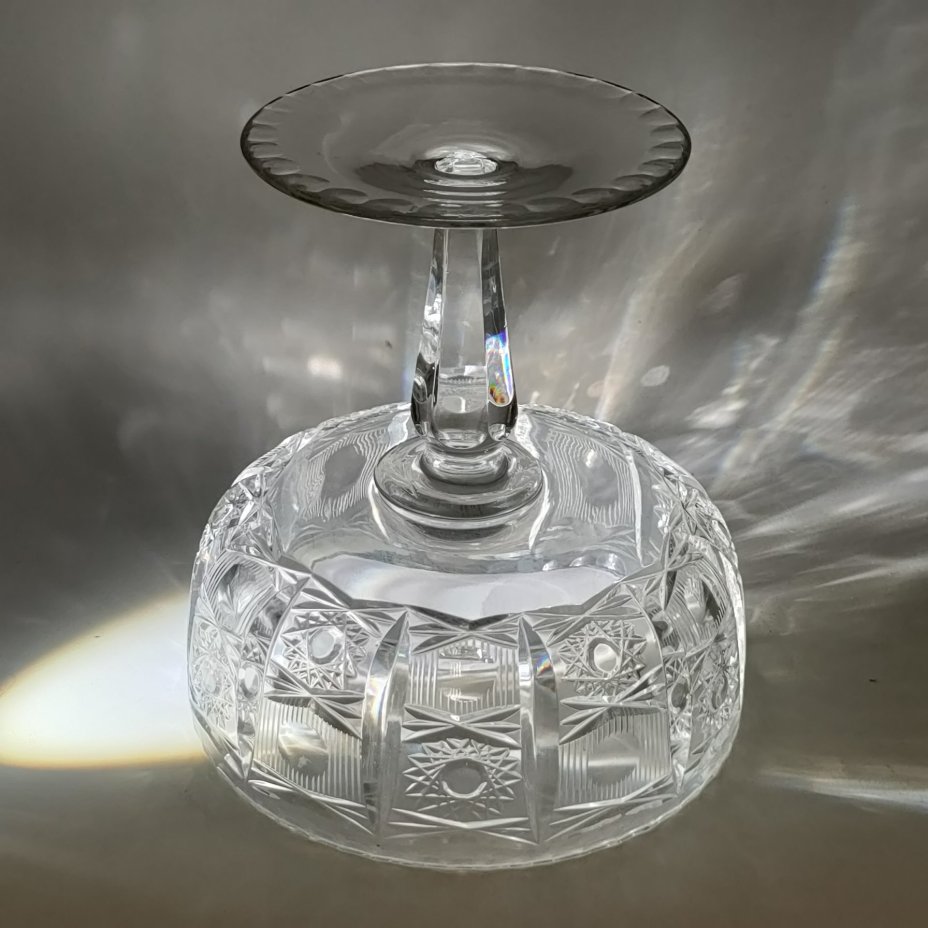 Ваза для конфет на ножке, украшенная рельефным декором