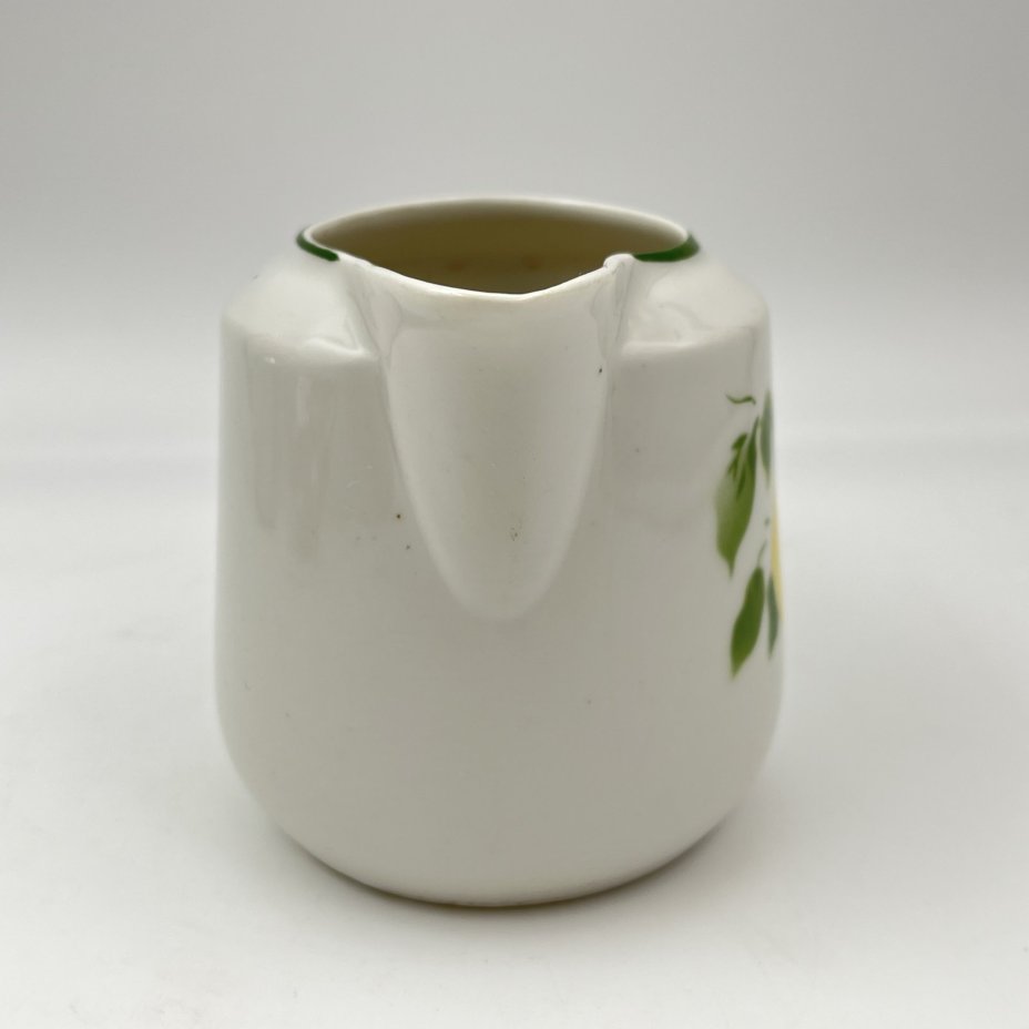 Молочник, украшенный изображением лимона, фарфор, роспись, золочение, Дулевский фарфоровый завод (Дулёво), СССР, 1937-1940 гг.