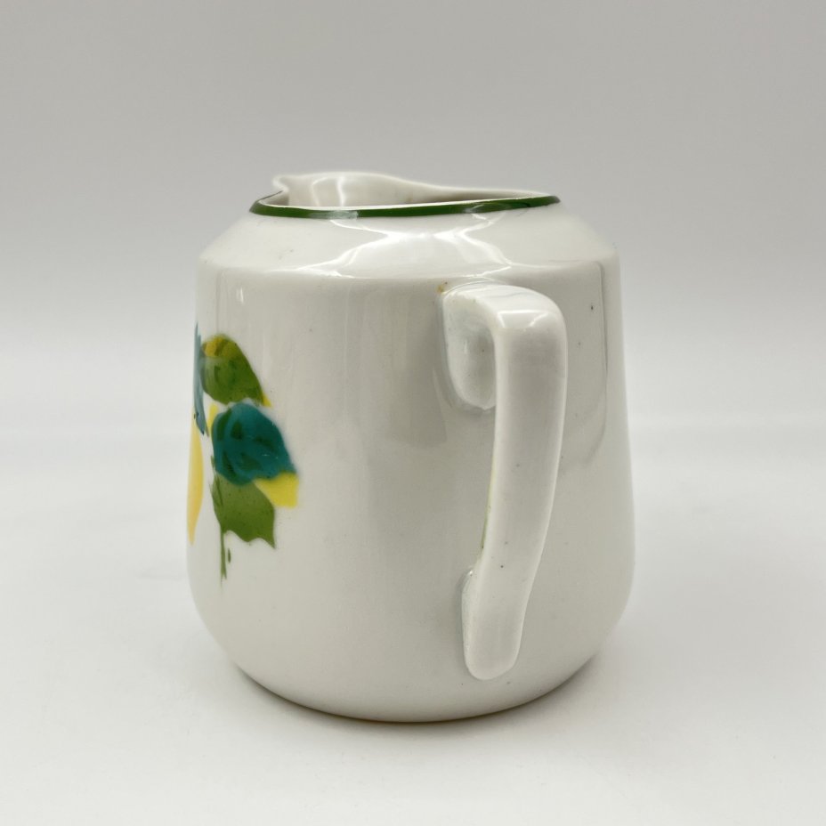 Молочник, украшенный изображением лимона, фарфор, роспись, золочение, Дулевский фарфоровый завод (Дулёво), СССР, 1937-1940 гг.