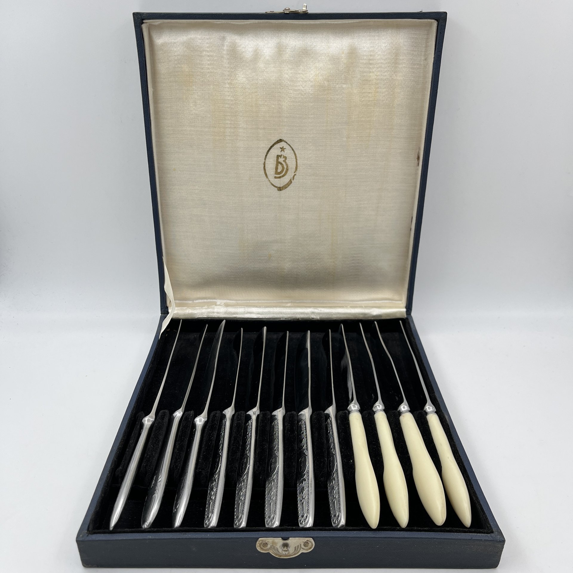 Набор из 12-ти столовых ножей в коробке (в подборе)