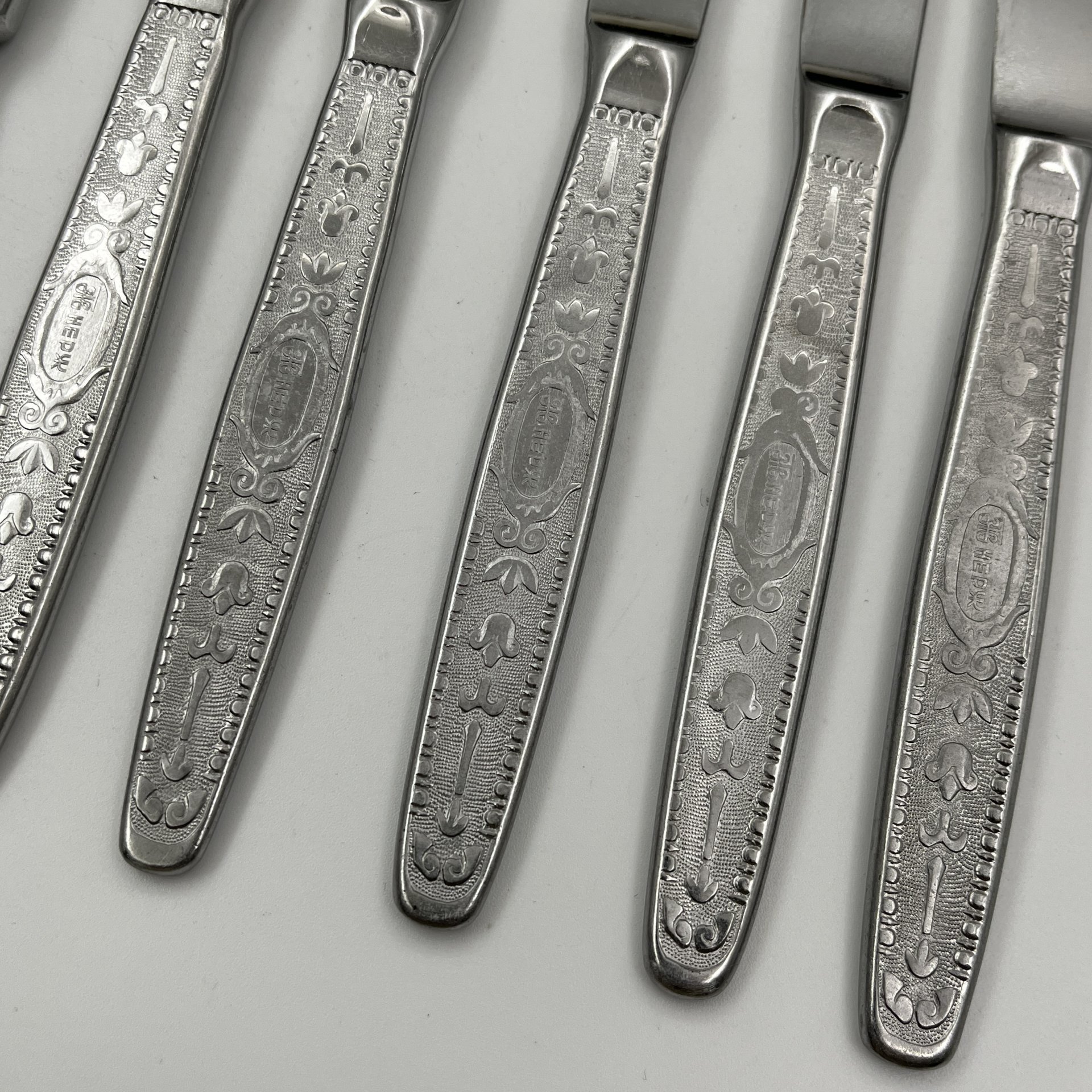 Набор из 12-ти столовых ножей в коробке (в подборе)