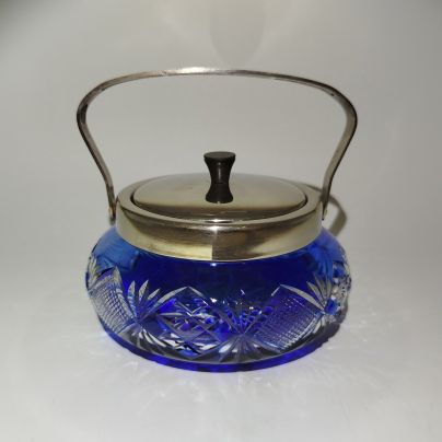 Сахарница из кобальтового стекла с резным декором с фигурной ручкой, цветное стекло, алмазная грань, латунь, пластмасса, СССР, 1960-1990 гг.