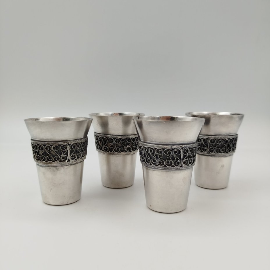 Набор из четырех стопок, декорированных орнаментальным пояском, мельхиор (медь-никель), скань, Мстерская художественная фабрика  «Ювелир», СССР, 1973 г.