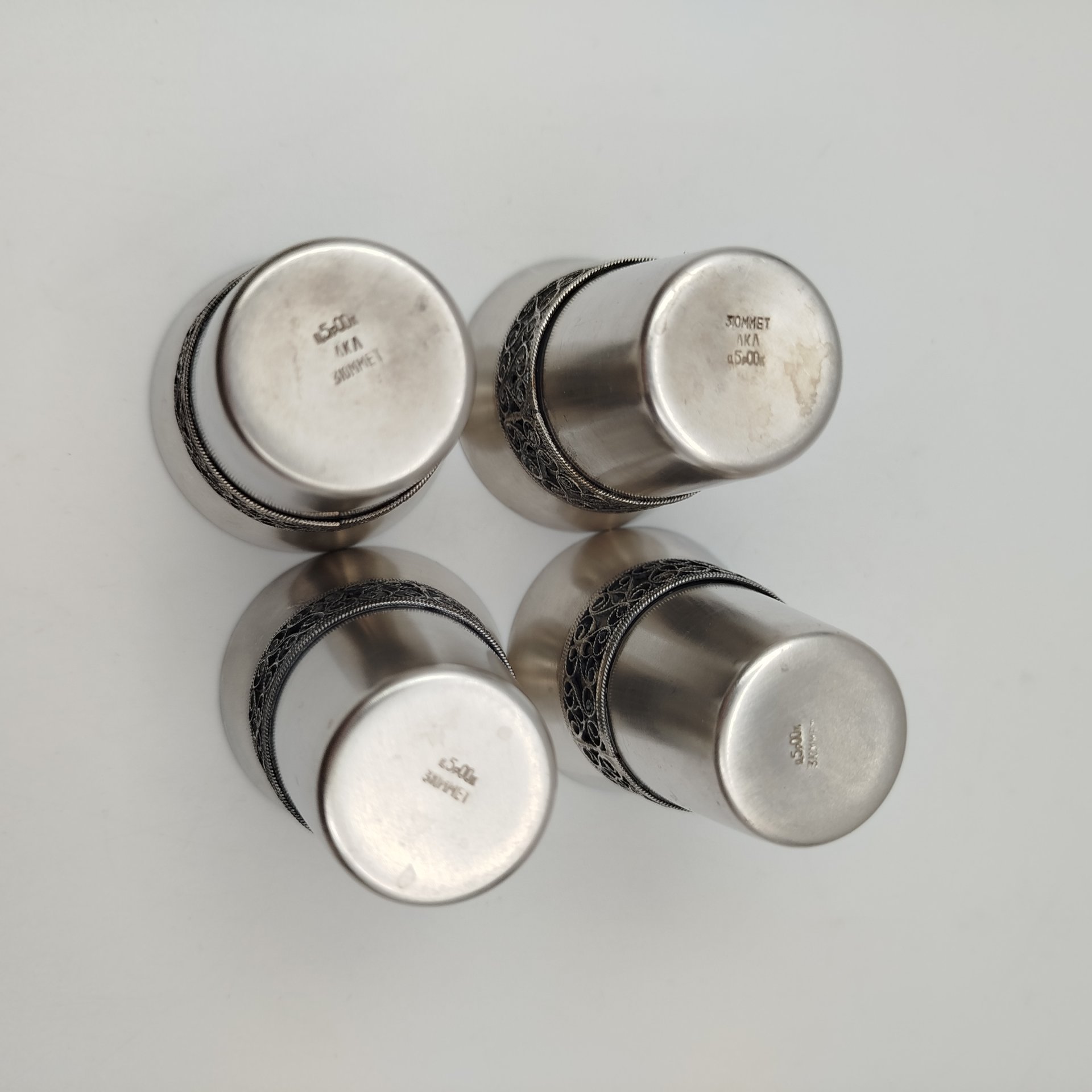 Набор из четырех стопок, декорированных орнаментальным пояском, мельхиор (медь-никель), скань, Мстерская художественная фабрика  «Ювелир», СССР, 1973 г.