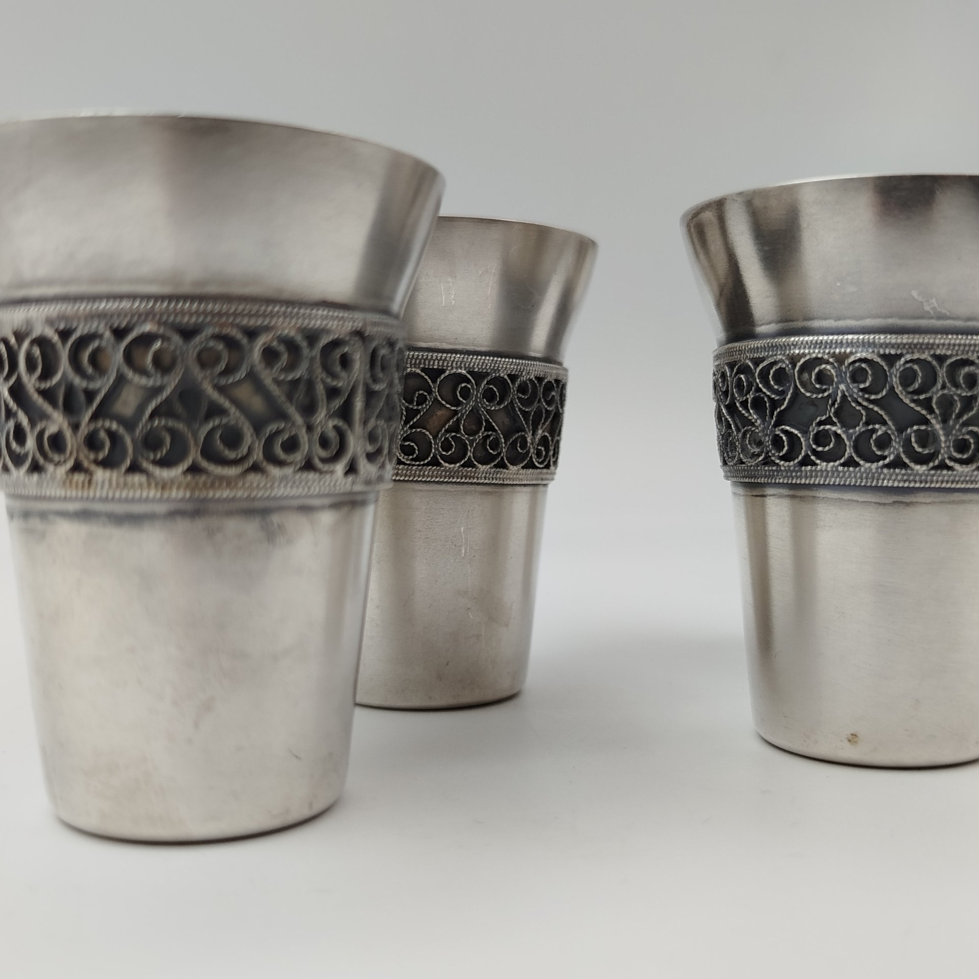 Набор из четырех стопок, декорированных орнаментальным пояском, мельхиор (медь-никель), скань, Мстерская художественная фабрика  «Ювелир», СССР, 1973 г.