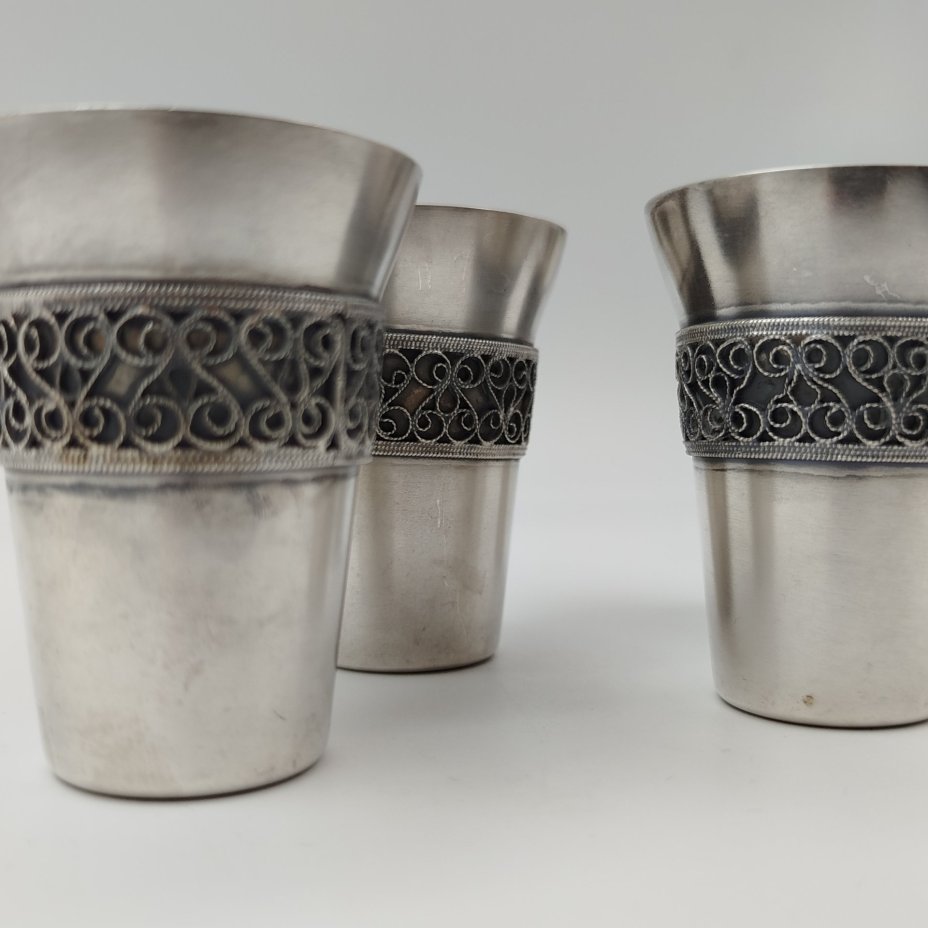 Набор из четырех стопок, декорированных орнаментальным пояском, мельхиор (медь-никель), скань, Мстерская художественная фабрика  «Ювелир», СССР, 1973 г.