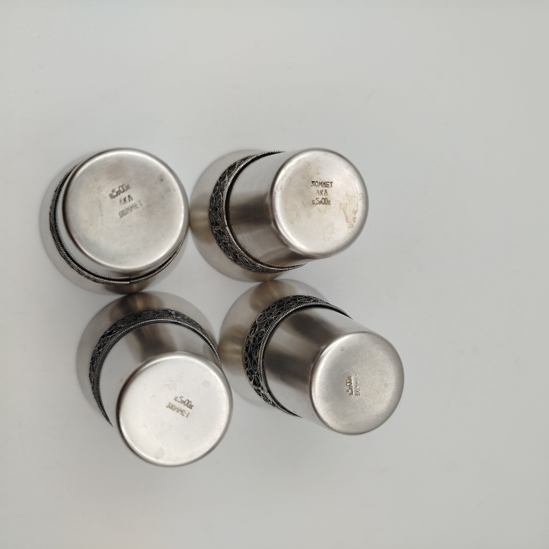Набор из четырех стопок, декорированных орнаментальным пояском, мельхиор (медь-никель), скань, Мстерская художественная фабрика  «Ювелир», СССР, 1973 г.