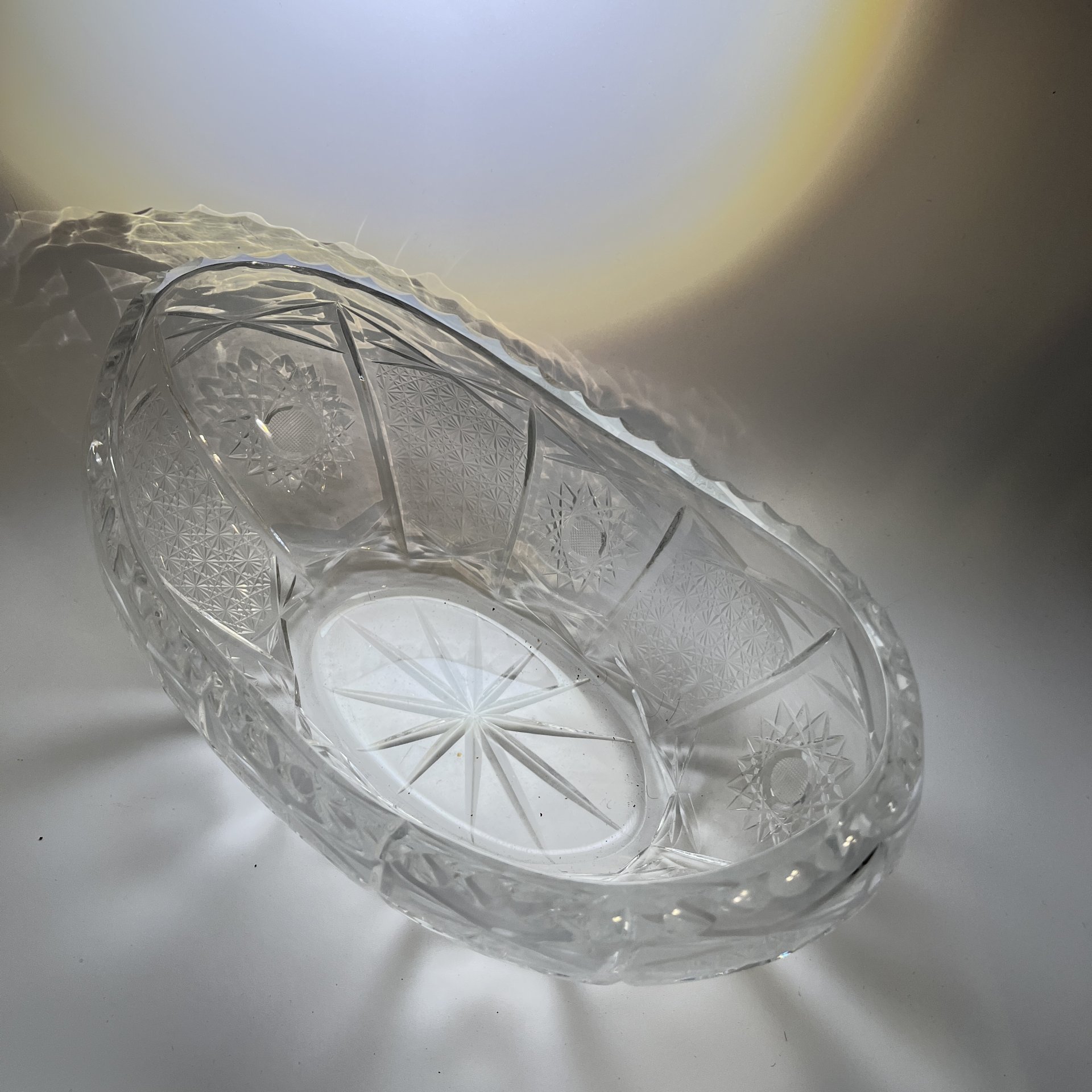 Фруктовница овальной формы с геометрическим декором, стекло, алмазная грань, пресс, СССР, 1970-1990 гг.