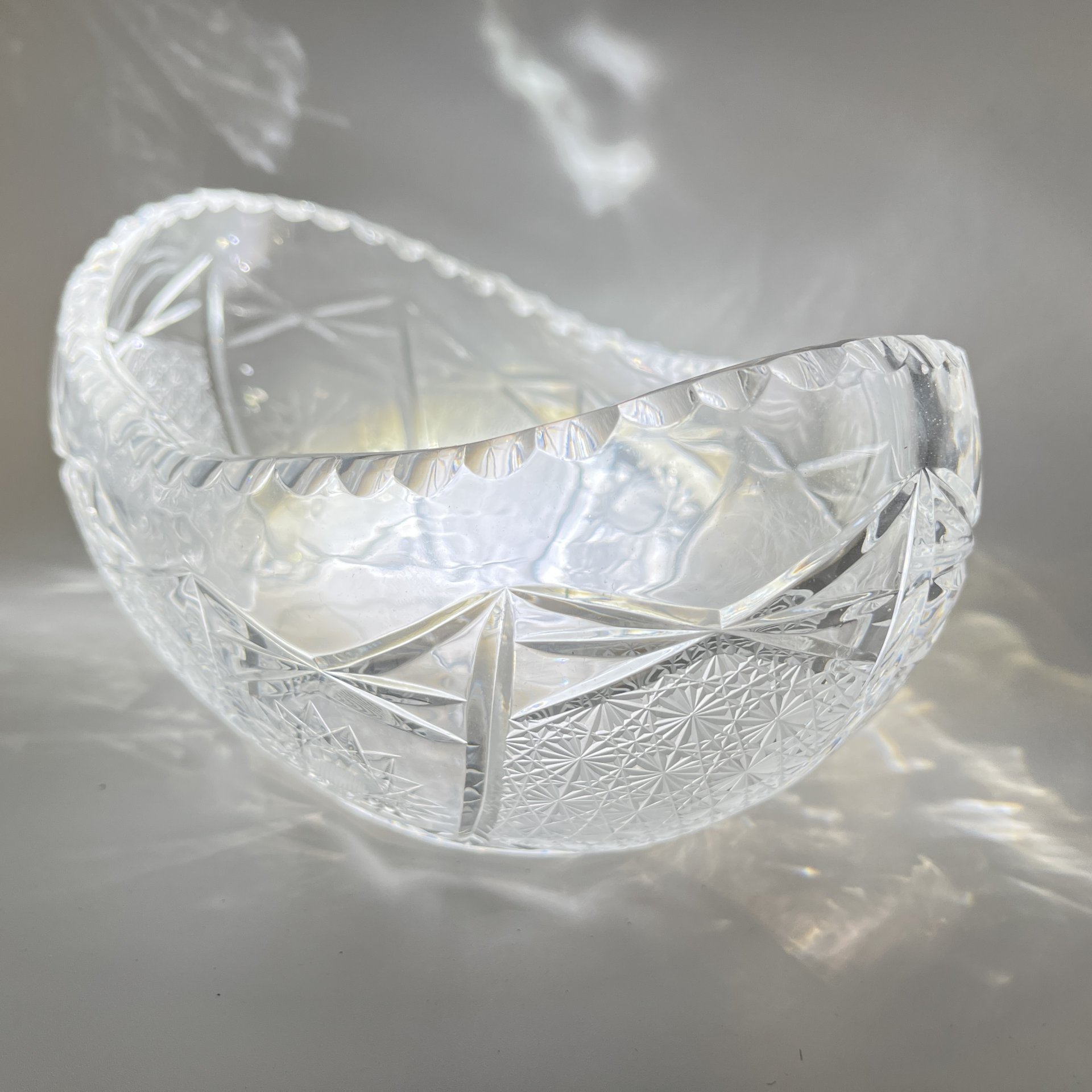 Фруктовница овальной формы с геометрическим декором, стекло, алмазная грань, пресс, СССР, 1970-1990 гг.