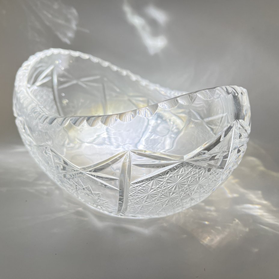 Фруктовница овальной формы с геометрическим декором