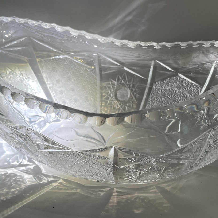 Фруктовница овальной формы с геометрическим декором