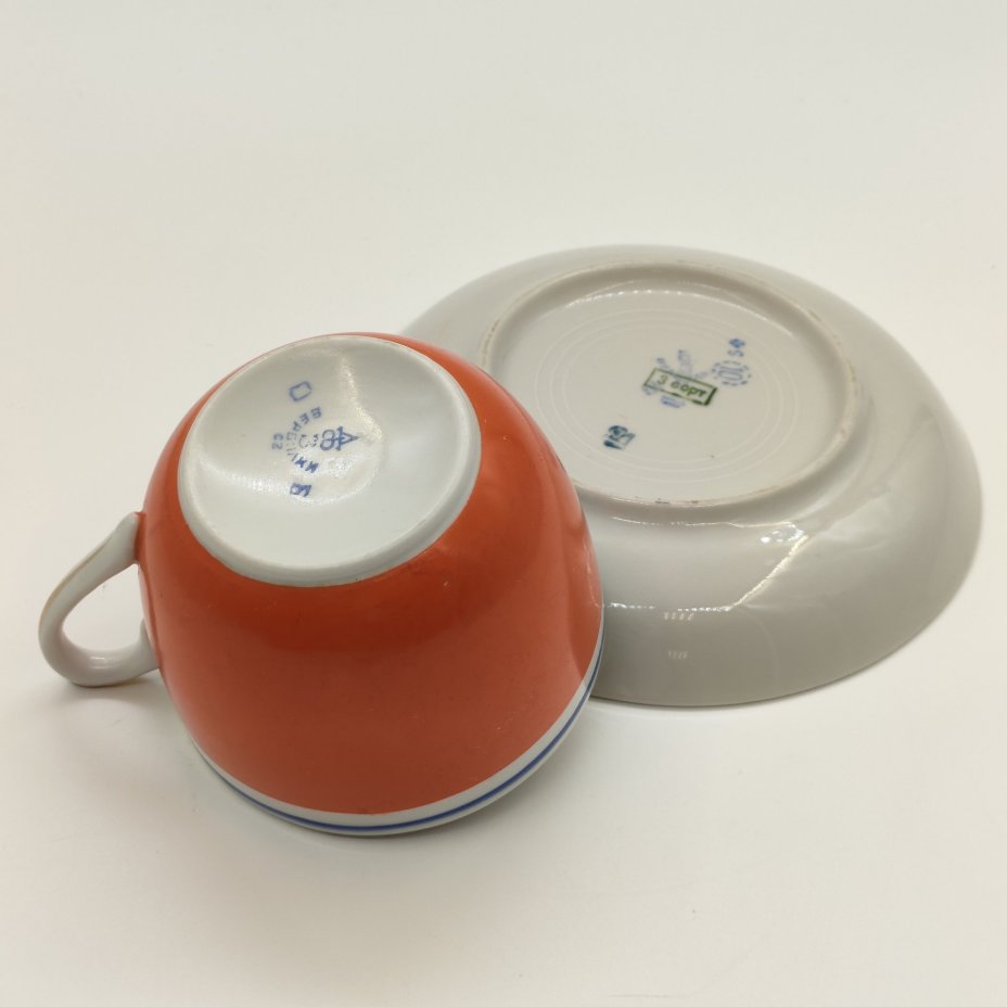 Пара чайная в насыщенной оранжево-синей гамме, фарфор, крытье, обводка, золочение, Дмитровский фарфоровый завод (ДФЗ Вербилки), СССР, 1954-1965 гг.