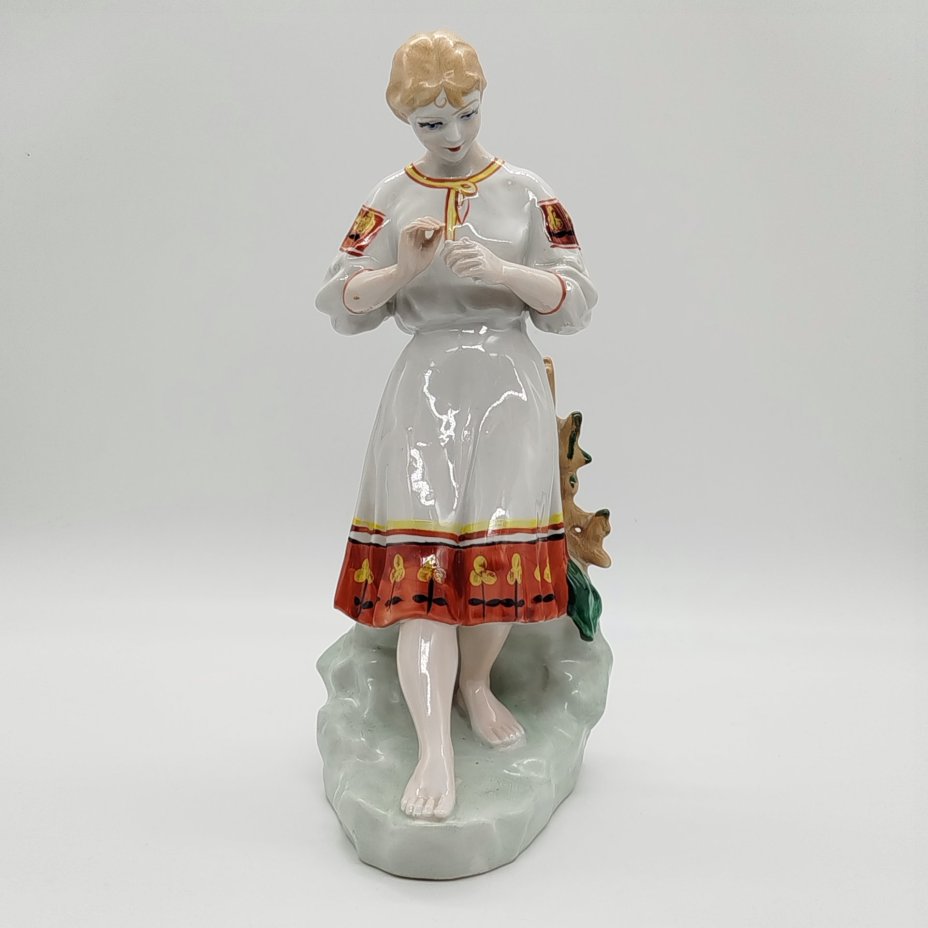 Статуэтка "Любит-не-любит" (Гадание на ромашке), скульптор О.Л. Жникруп, Полонский завод художественной керамики (Полонное ЗХК)