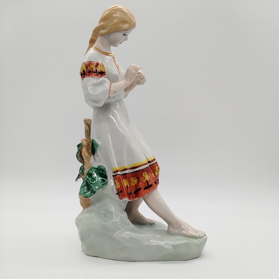 Статуэтка "Любит-не-любит" (Гадание на ромашке), скульптор О.Л. Жникруп, Полонский завод художественной керамики (Полонное ЗХК)