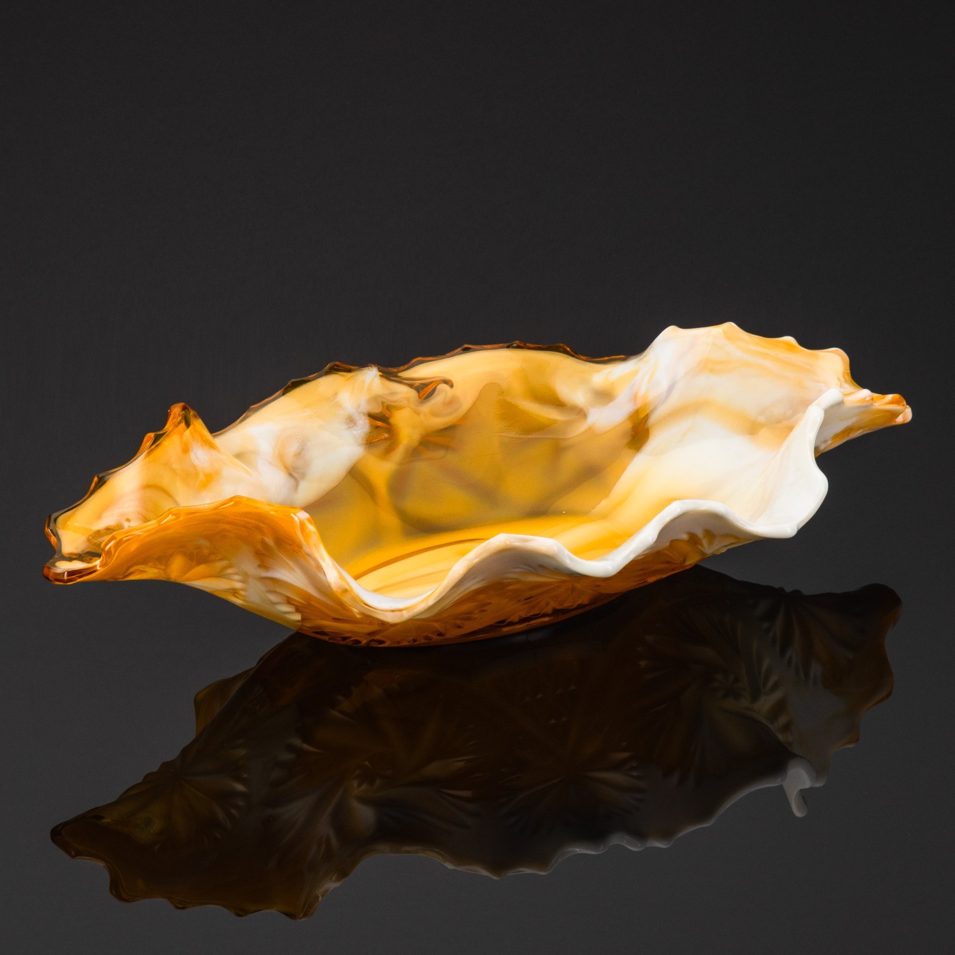 Фрутовница овальной формы в виде листа, стекло, пресс, резьба, Западная Европа, 1920-1950 гг.