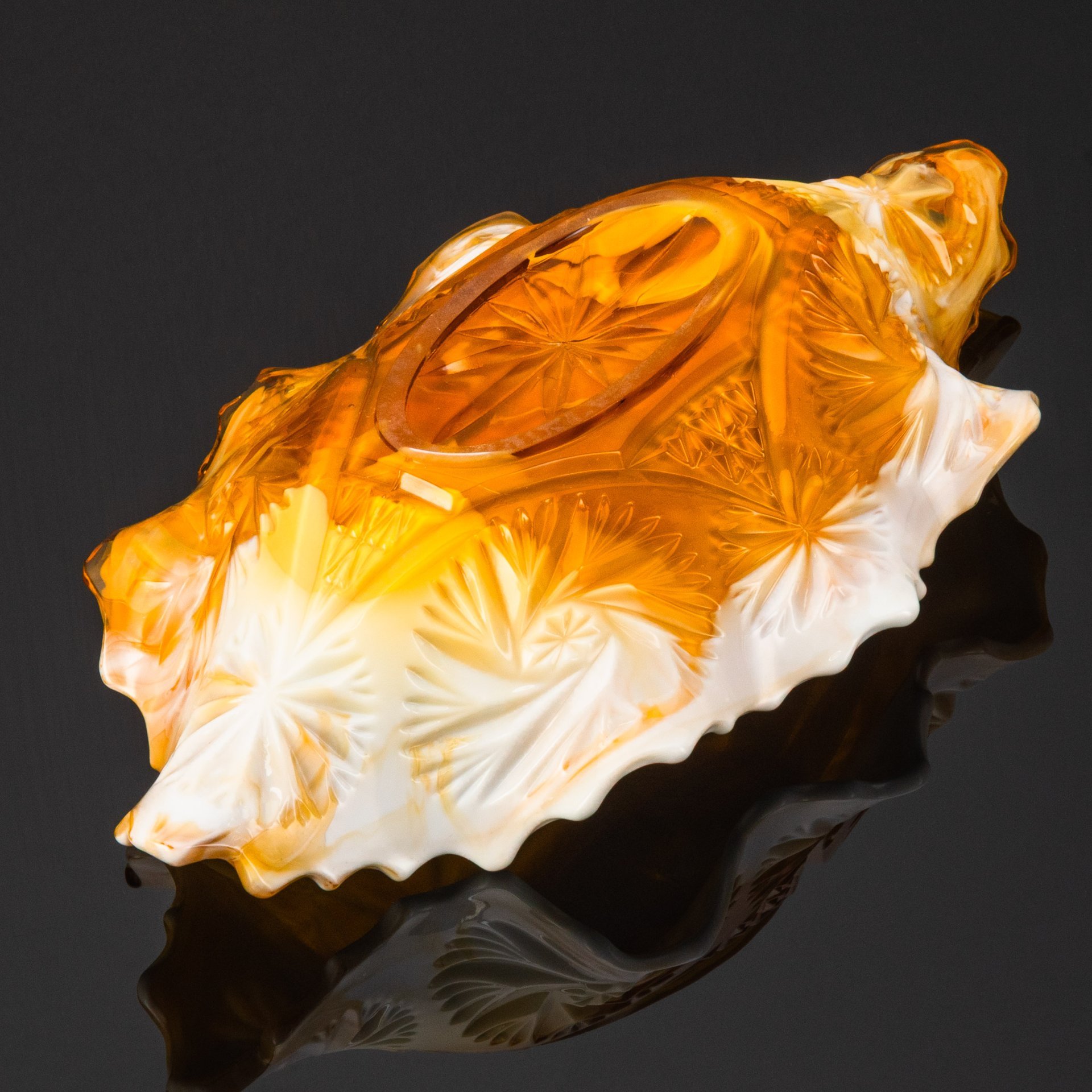 Фрутовница овальной формы в виде листа, стекло, пресс, резьба, Западная Европа, 1920-1950 гг.