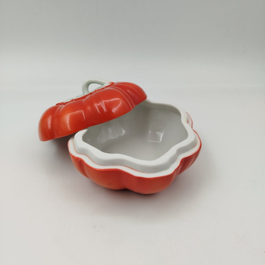 Маслёнка "Помидор", фарфор, крытьё, аэрография, Дмитровский фарфоровый завод (ДФЗ Вербилки), СССР, 1954-1965 гг.