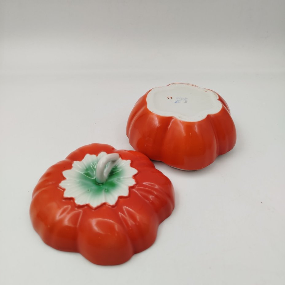 Маслёнка "Помидор", фарфор, крытьё, аэрография, Дмитровский фарфоровый завод (ДФЗ Вербилки), СССР, 1954-1965 гг.