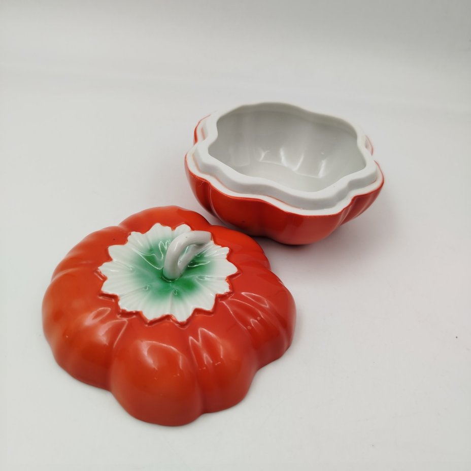 Маслёнка "Помидор", фарфор, крытьё, аэрография, Дмитровский фарфоровый завод (ДФЗ Вербилки), СССР, 1954-1965 гг.