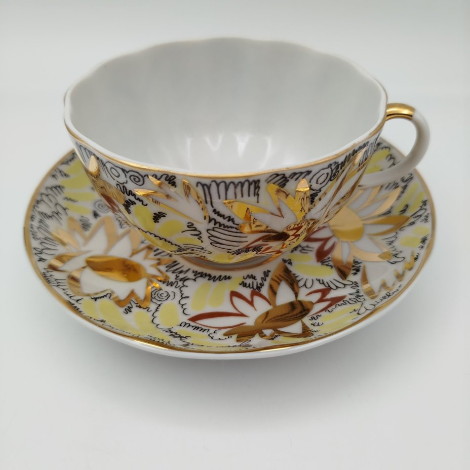Пара чайная "Золотые ромашки", автор росписи Л.И. Григорьева, форма "Тюльпан", фарфор, деколь, золочение, Ленинградский фарфоровый завод (ЛФЗ), СССР, 1970-1986 гг.