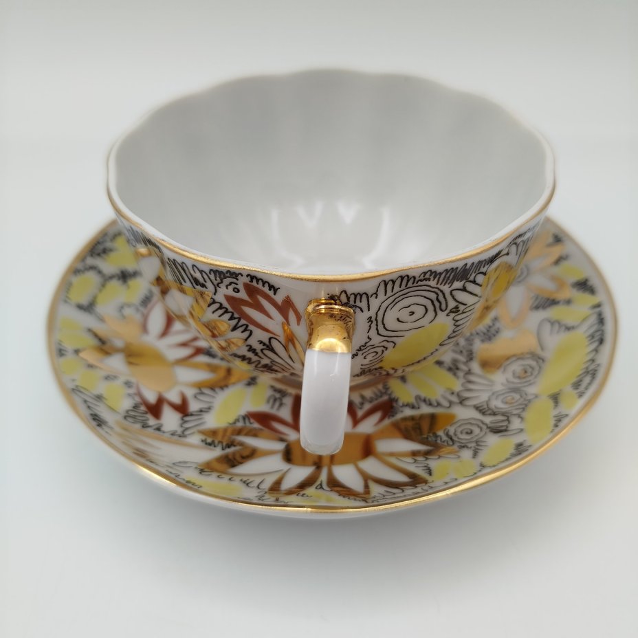 Пара чайная "Золотые ромашки", автор росписи Л.И. Григорьева, форма "Тюльпан", фарфор, деколь, золочение, Ленинградский фарфоровый завод (ЛФЗ), СССР, 1970-1986 гг.