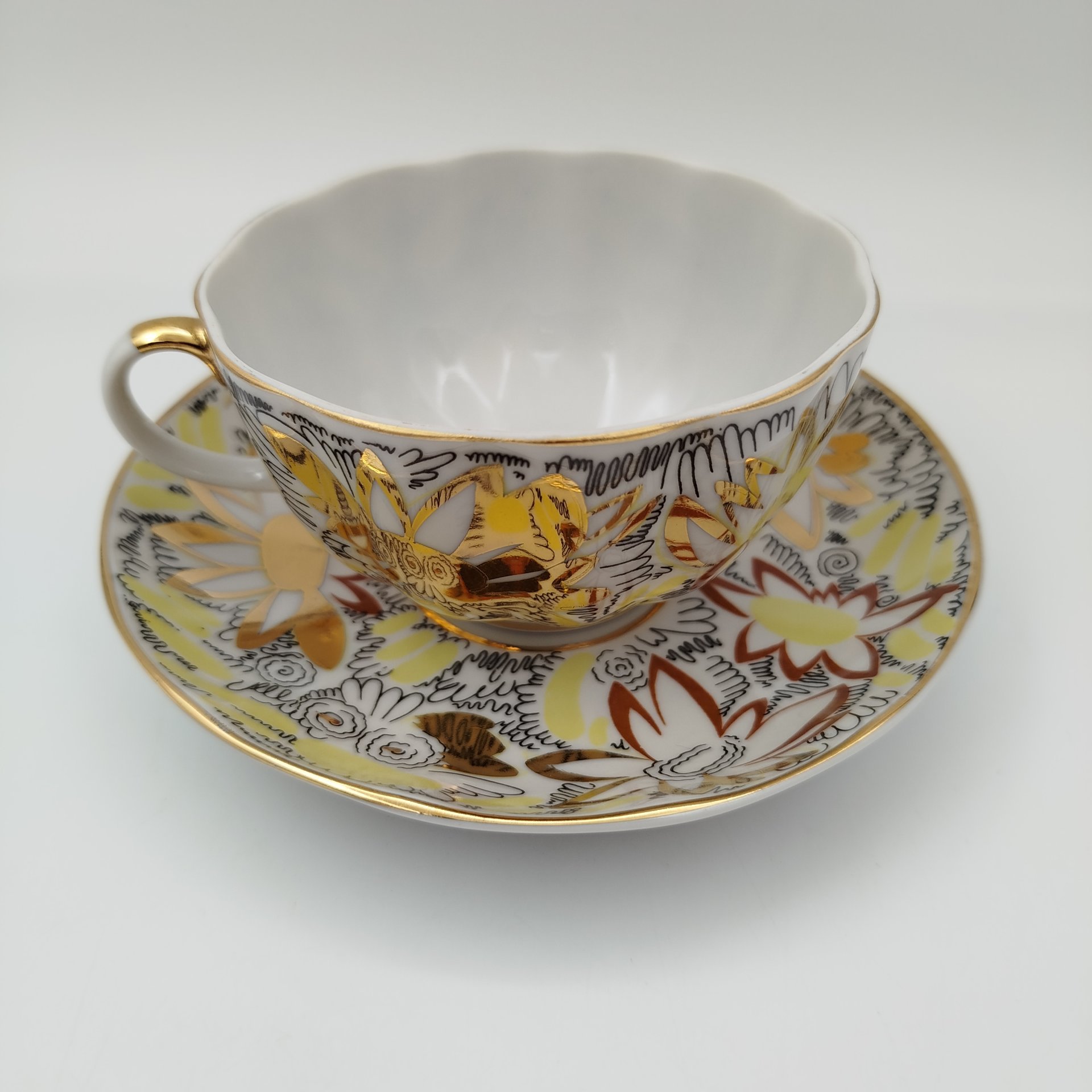 Пара чайная "Золотые ромашки", автор росписи Л.И. Григорьева, форма "Тюльпан", фарфор, деколь, золочение, Ленинградский фарфоровый завод (ЛФЗ), СССР, 1970-1986 гг.