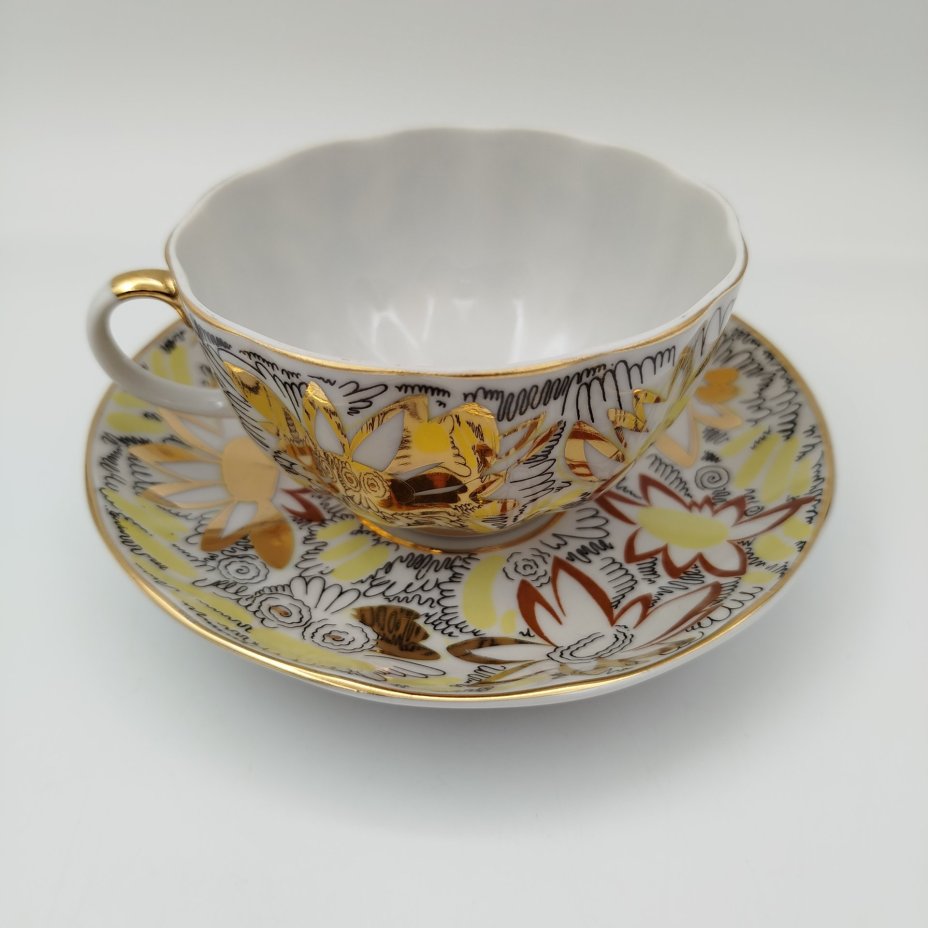 Пара чайная "Золотые ромашки", автор росписи Л.И. Григорьева, форма "Тюльпан", фарфор, деколь, золочение, Ленинградский фарфоровый завод (ЛФЗ), СССР, 1970-1986 гг.