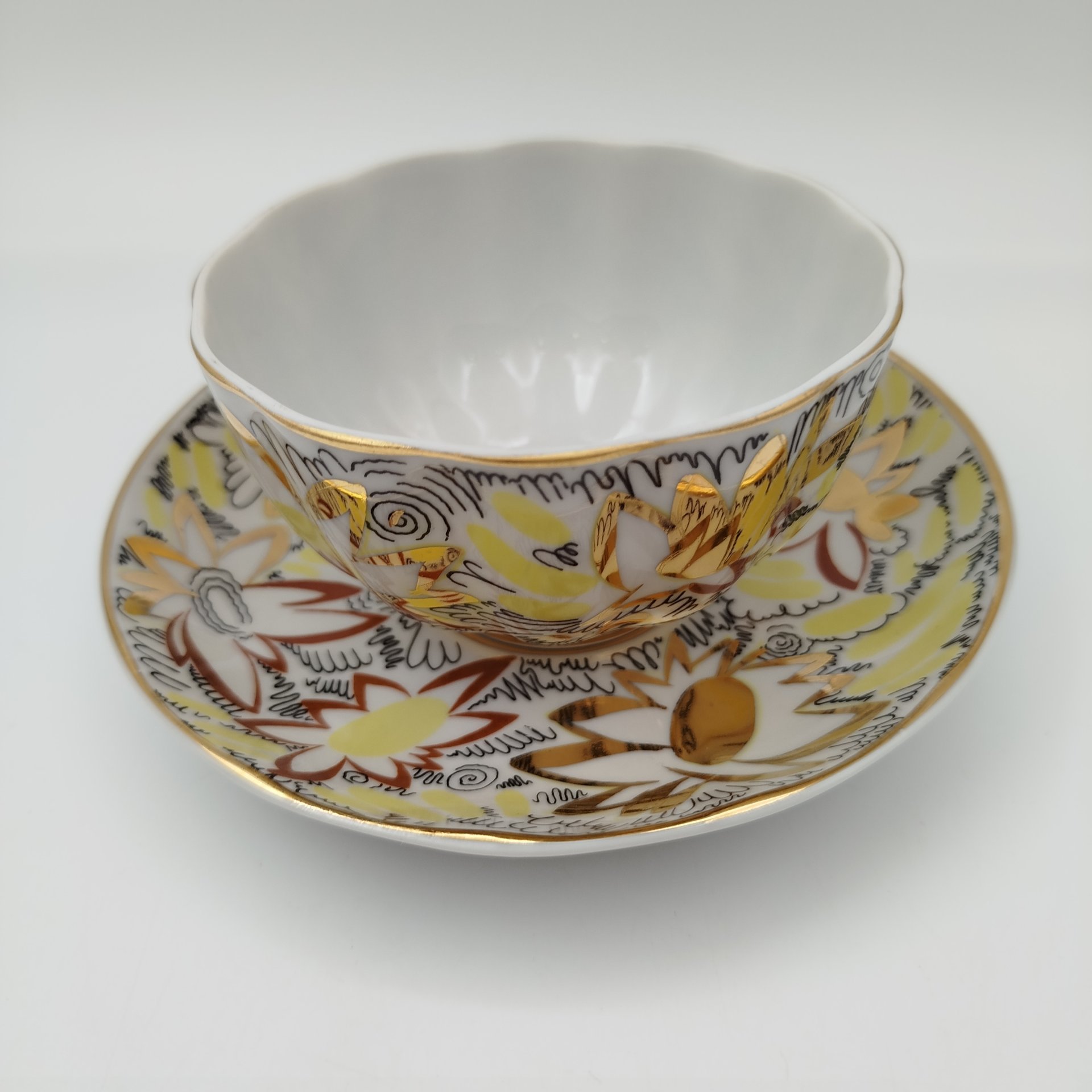 Пара чайная "Золотые ромашки", автор росписи Л.И. Григорьева, форма "Тюльпан", фарфор, деколь, золочение, Ленинградский фарфоровый завод (ЛФЗ), СССР, 1970-1986 гг.