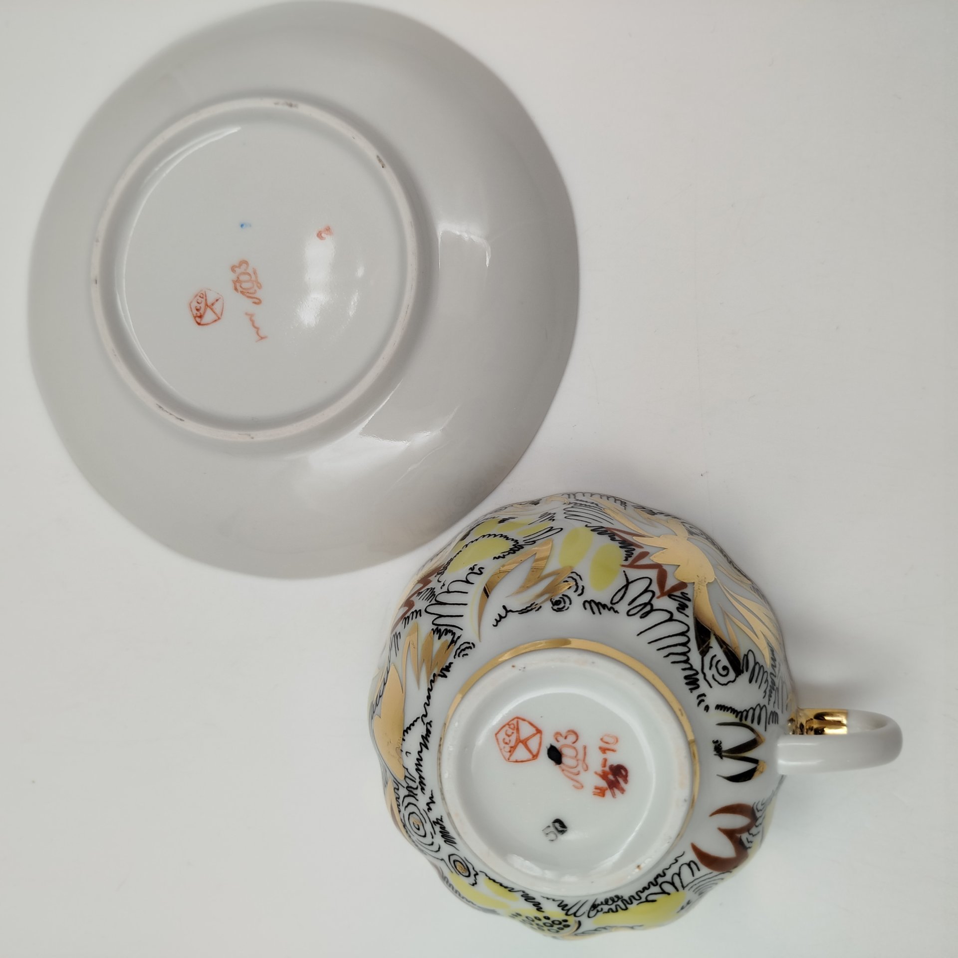 Пара чайная "Золотые ромашки", автор росписи Л.И. Григорьева, форма "Тюльпан", фарфор, деколь, золочение, Ленинградский фарфоровый завод (ЛФЗ), СССР, 1970-1986 гг.