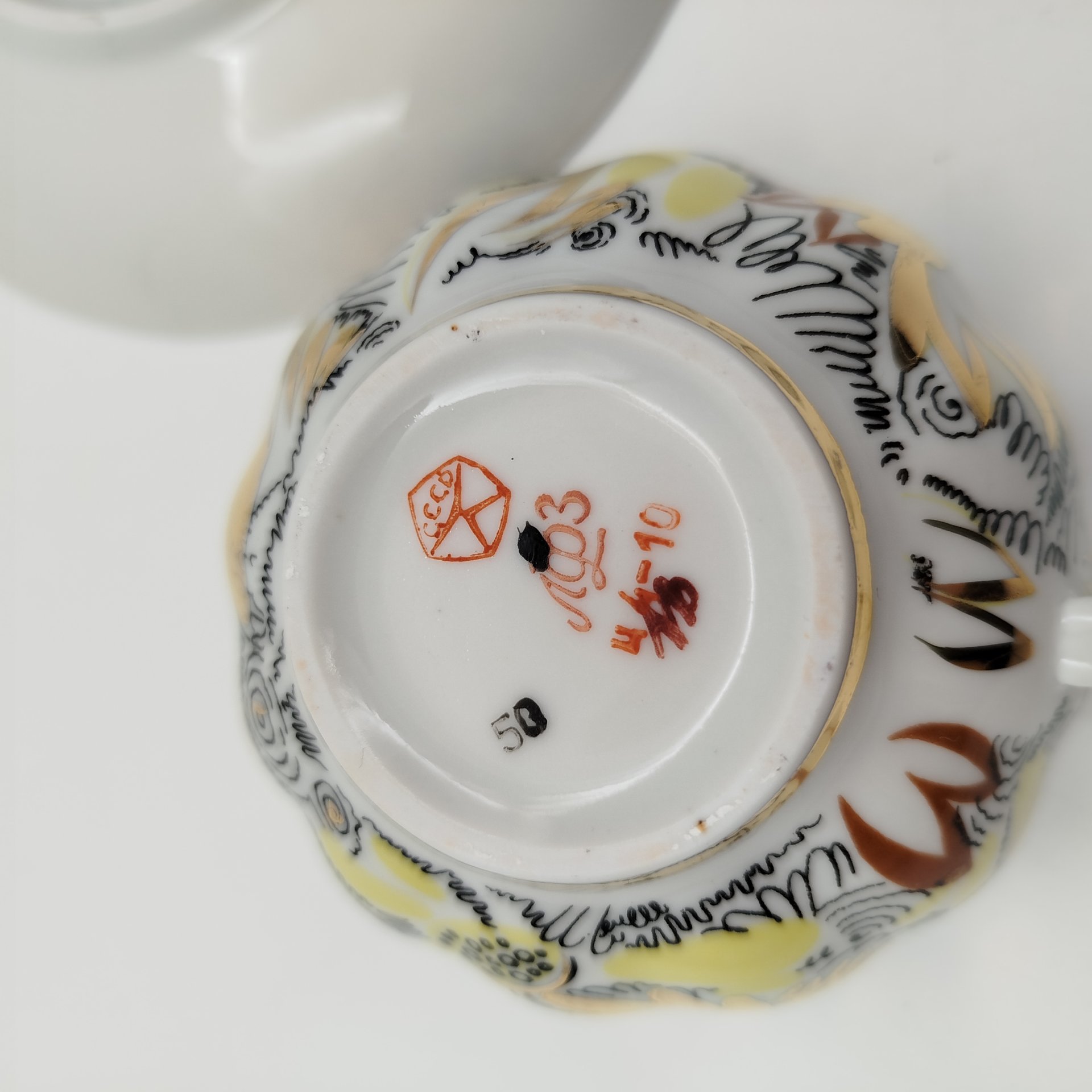 Пара чайная "Золотые ромашки", автор росписи Л.И. Григорьева, форма "Тюльпан", фарфор, деколь, золочение, Ленинградский фарфоровый завод (ЛФЗ), СССР, 1970-1986 гг.