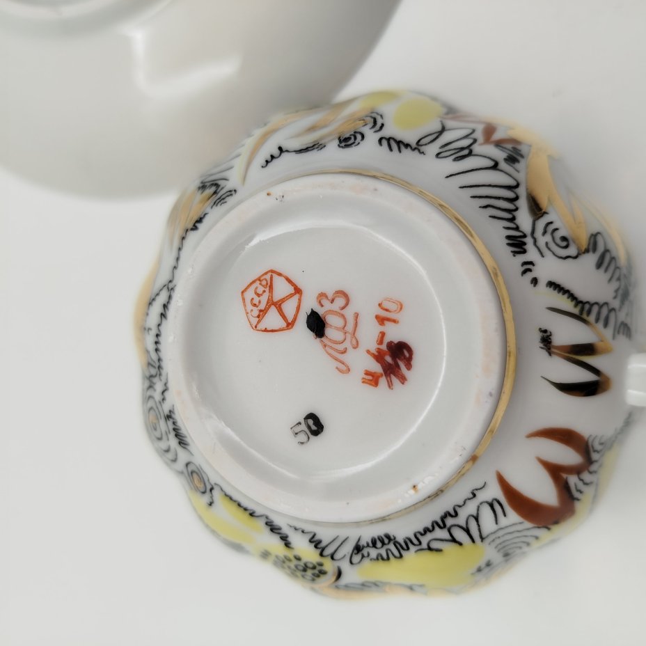 Пара чайная "Золотые ромашки", автор росписи Л.И. Григорьева, форма "Тюльпан", фарфор, деколь, золочение, Ленинградский фарфоровый завод (ЛФЗ), СССР, 1970-1986 гг.