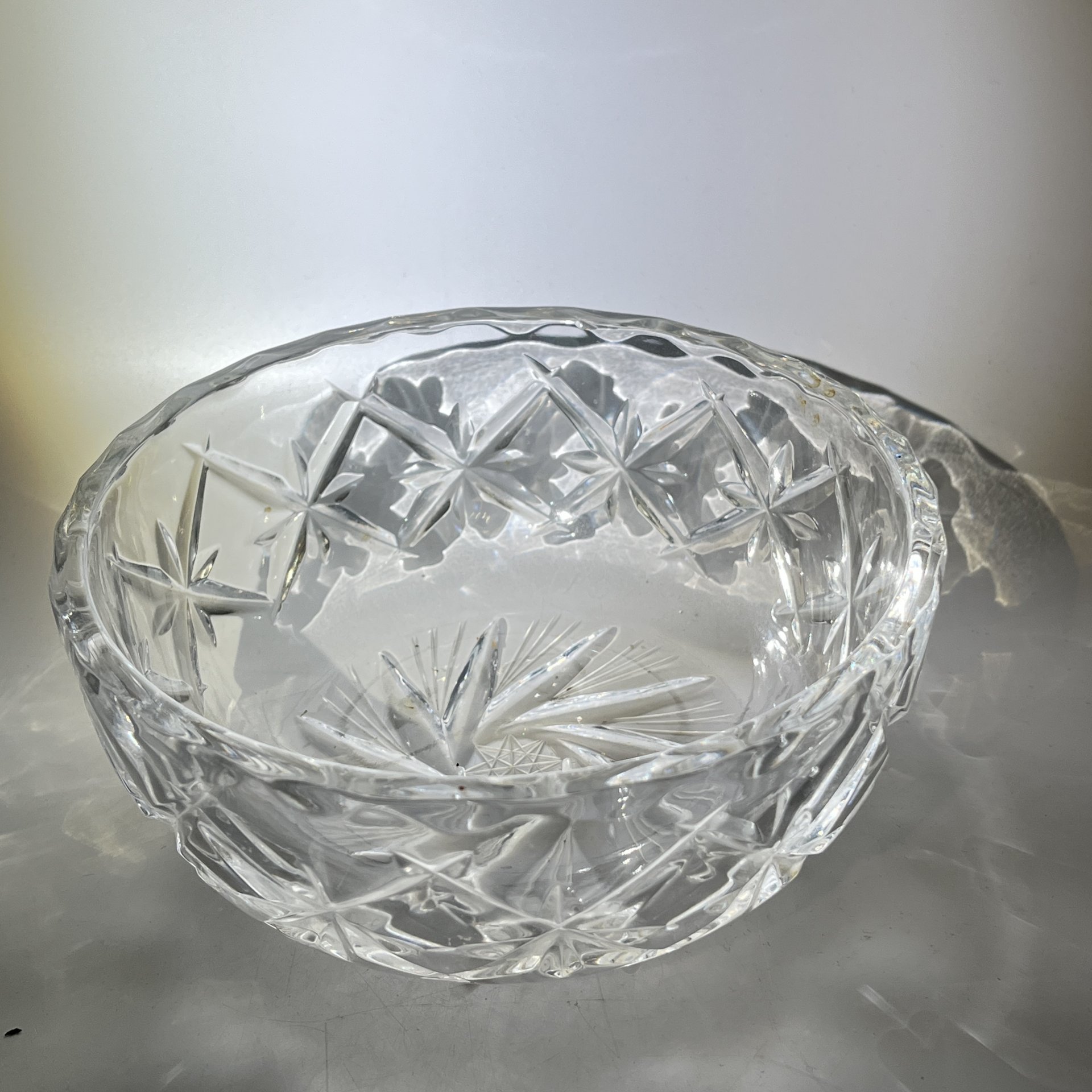 Салатник/конфетница круглой формы с геометрическим декором, хрусталь, пресс, алмазная грань, СССР, 1970-1990 гг.