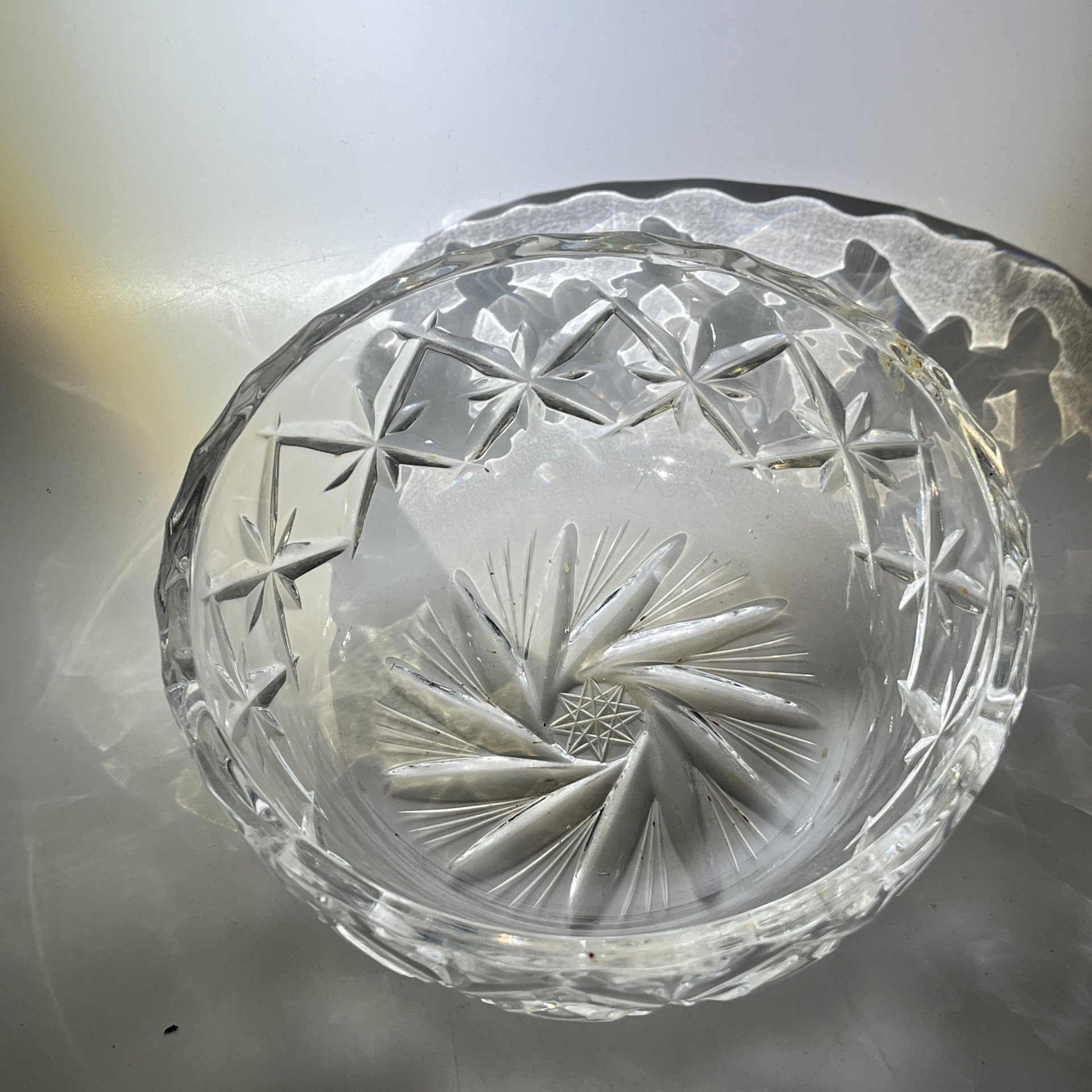 Салатник/конфетница круглой формы с геометрическим декором, хрусталь, пресс, алмазная грань, СССР, 1970-1990 гг.