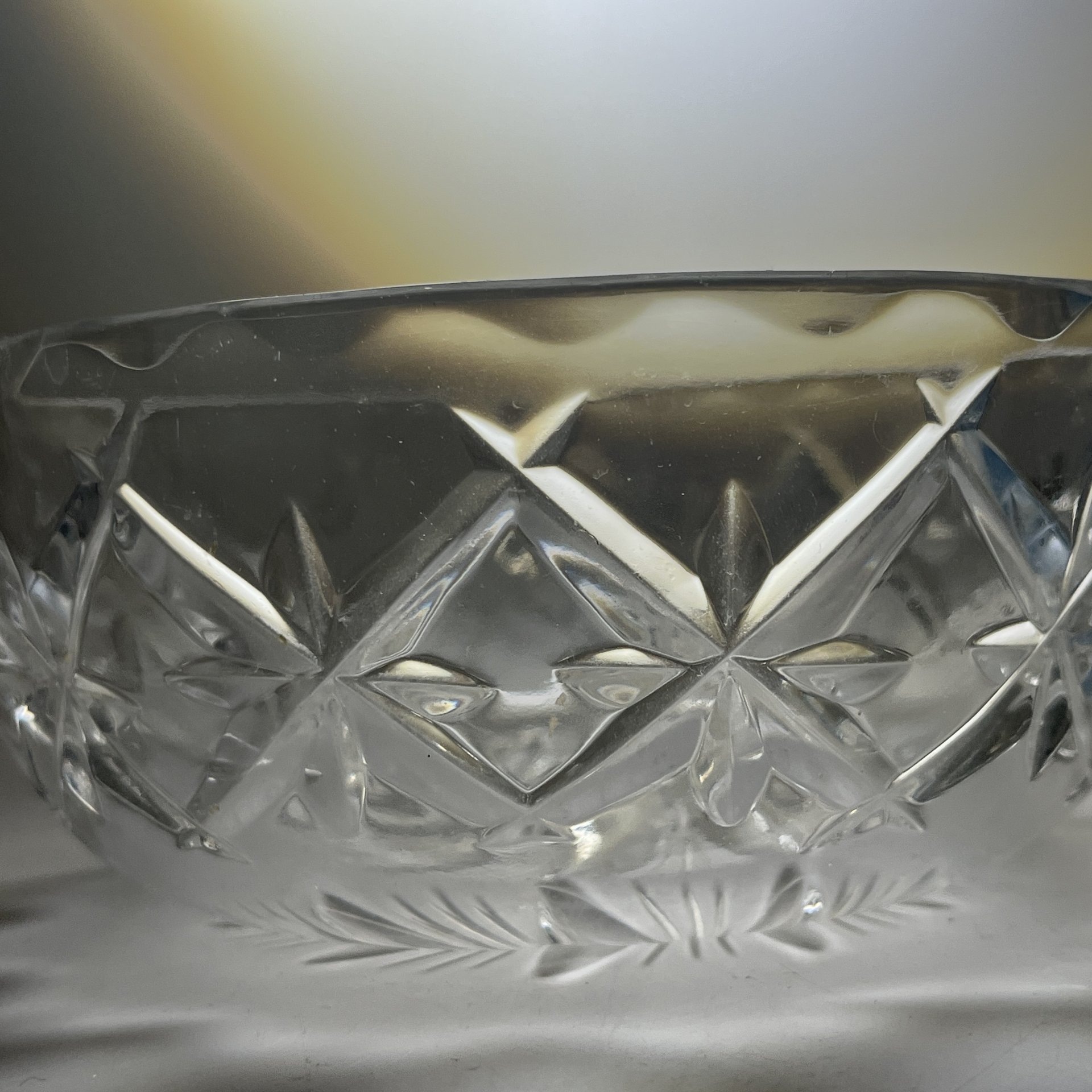 Салатник/конфетница круглой формы с геометрическим декором, хрусталь, пресс, алмазная грань, СССР, 1970-1990 гг.