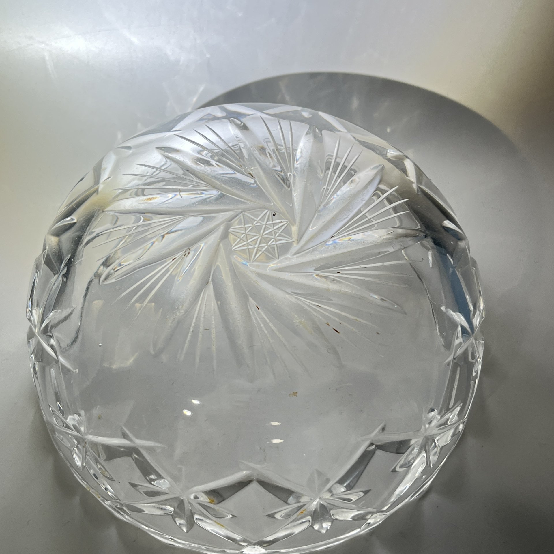 Салатник/конфетница круглой формы с геометрическим декором, хрусталь, пресс, алмазная грань, СССР, 1970-1990 гг.