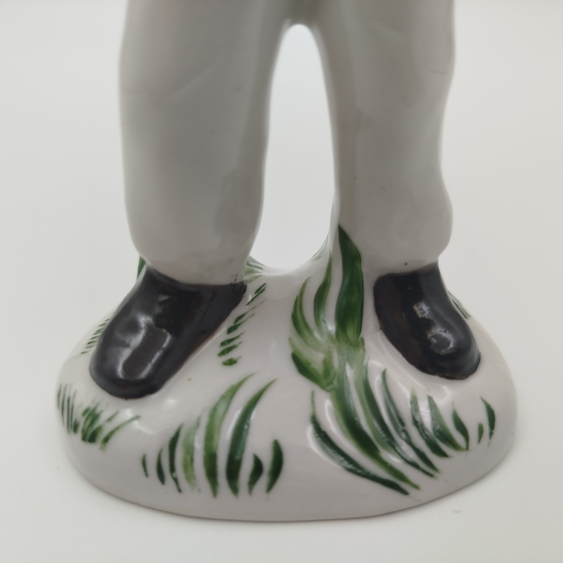 Статуэтка "Мальчик с самолетом" ("Сделал сам"), фарфор, роспись, Украина, 1990-2010 гг.