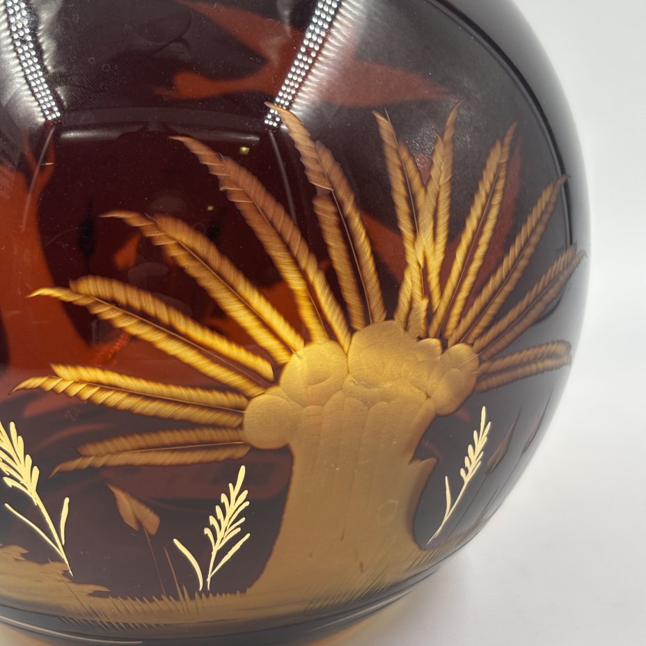 Ваза круглой формы, украшенная резным декором озёрного пейзажа, Bohemia Crystal (Bohemia Glass)