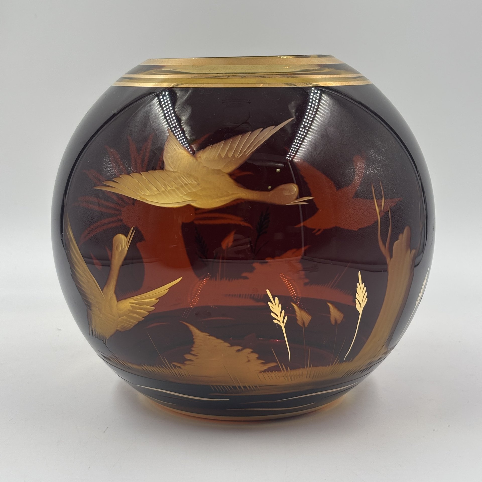 Ваза круглой формы, украшенная резным декором озёрного пейзажа, Bohemia Crystal (Bohemia Glass)