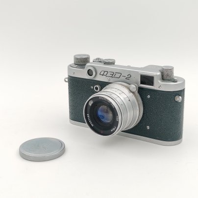 Фотоаппарат дальномерный "ФЭД-2" зеленого цвета с объективом "Индустар-26М" 1:2,8, F=5 см, в оригинальном кофре и коробке, металл, стекло, кожа, вулканит, картон, Харьковский машиностроительный завод им. Дзержинского (ФЭД)
