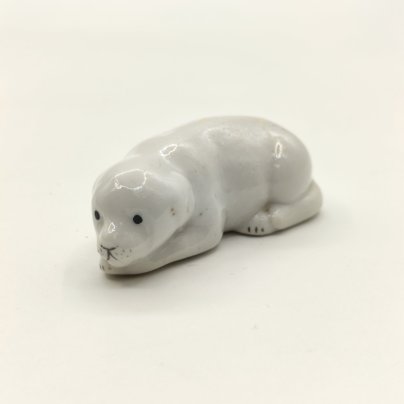 Статуэтка "Лежащая собака", фарфор, роспись, Полонский завод художественной керамики (Полонное ЗХК), СССР, 1956-1972 гг.