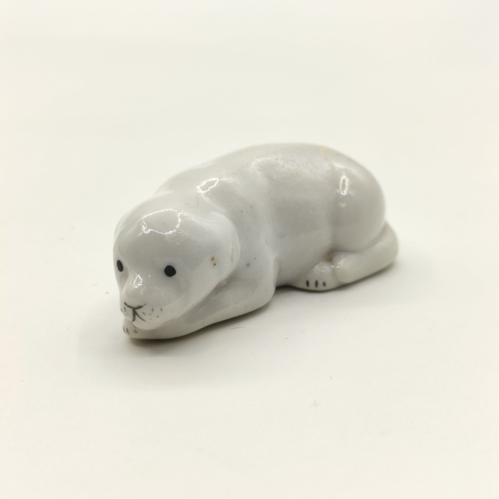 Статуэтка "Лежащая собака", фарфор, роспись, Полонский завод художественной керамики (Полонное ЗХК), СССР, 1956-1972 гг.